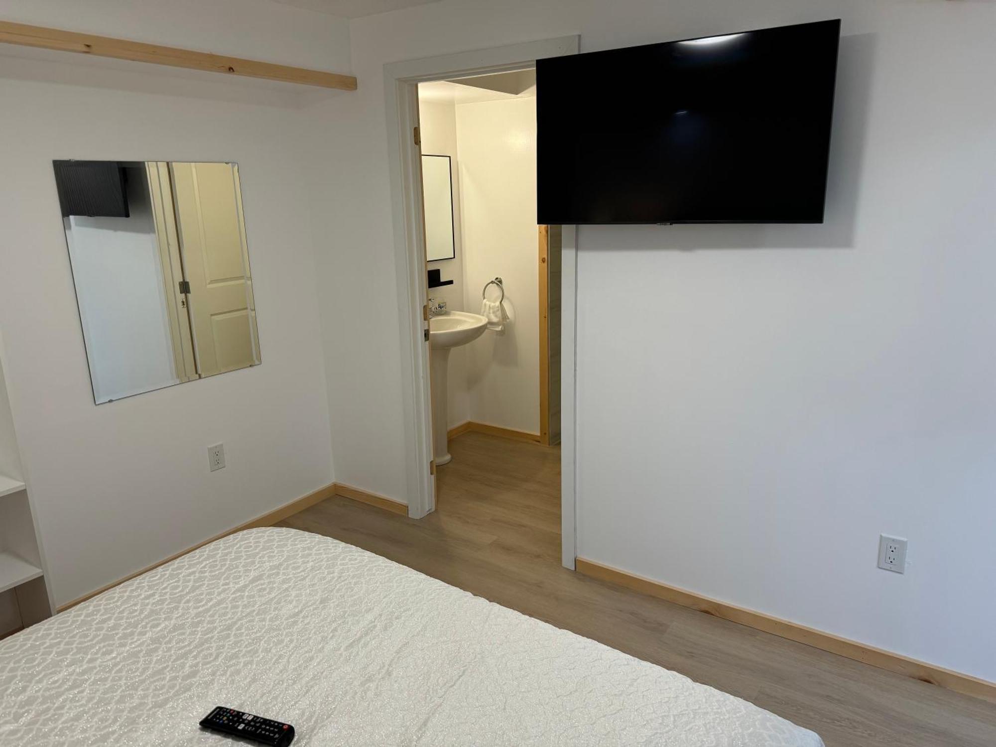 Apartment Private Entrance, Private Bathroom, Bedroom And Workspace