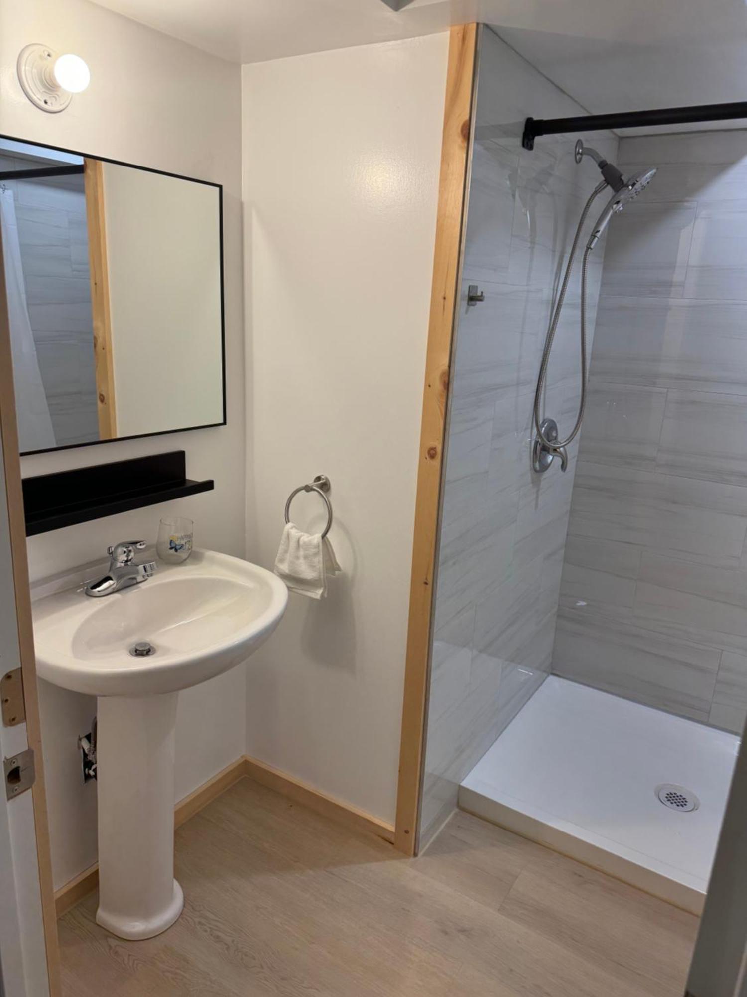 Private Entrance, Private Bathroom, Bedroom And Workspace Apartment Ottawa