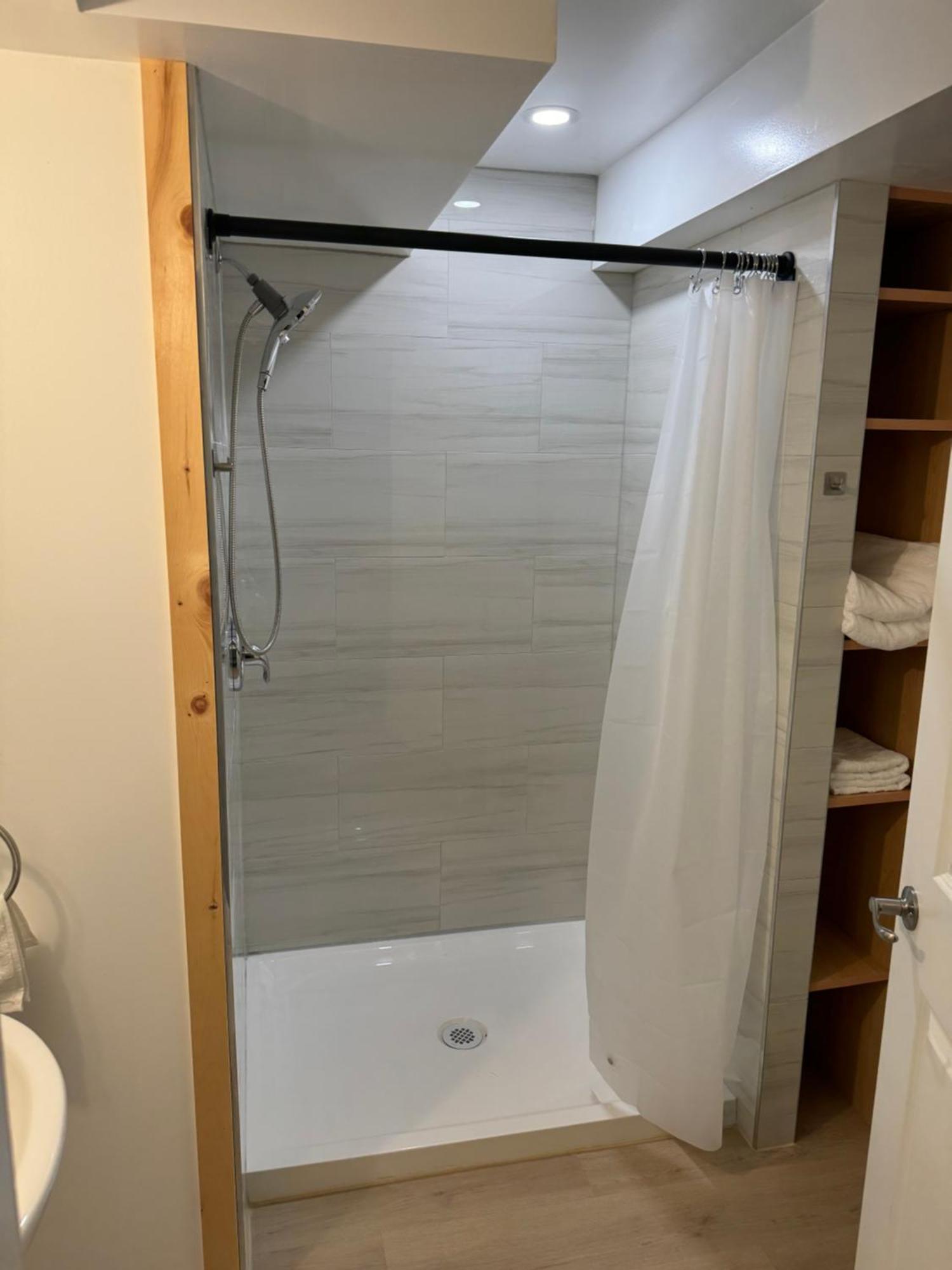 Apartment Private Entrance, Private Bathroom, Bedroom And Workspace *