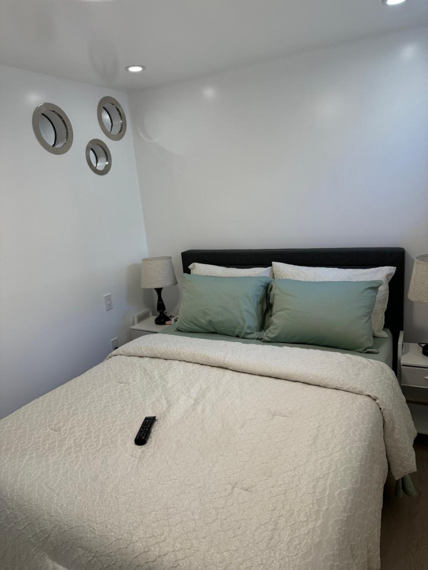 Private Entrance, Private Bathroom, Bedroom And Workspace * Ottawa