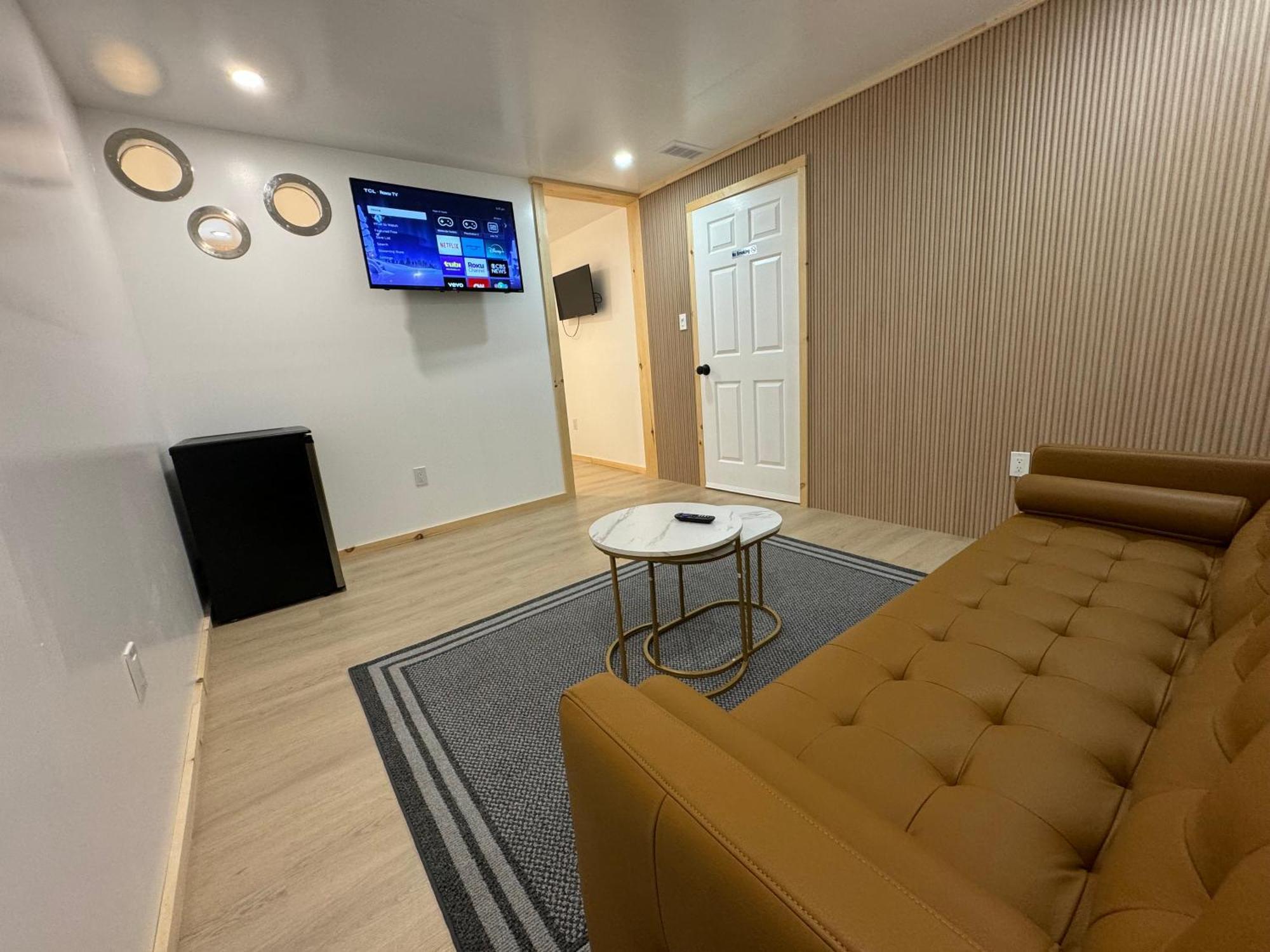 Private Entrance, Private Bathroom, Bedroom And Workspace Apartment