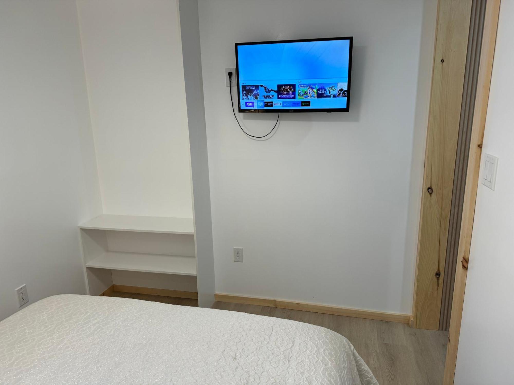 Apartment Private Entrance, Private Bathroom, Bedroom And Workspace