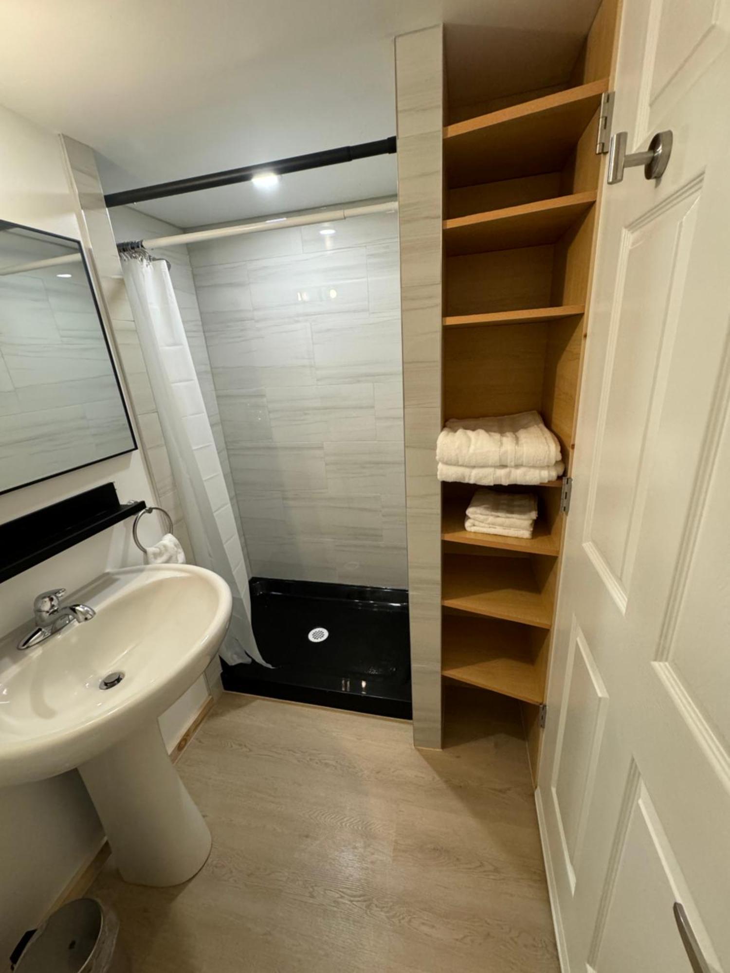 Private Entrance, Private Bathroom, Bedroom And Workspace Apartment Ottawa