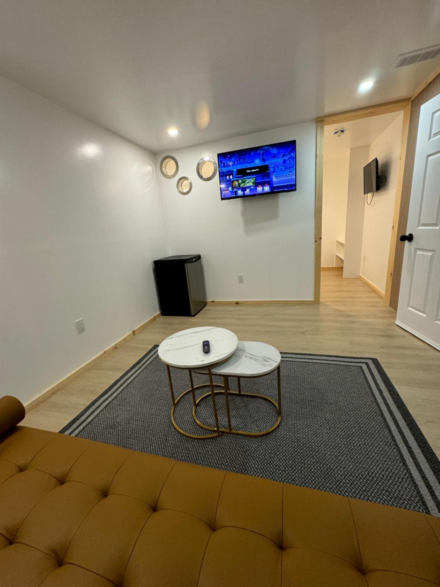 Private Entrance, Private Bathroom, Bedroom And Workspace * Ottawa